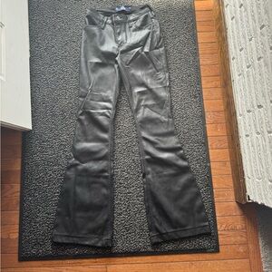 Hollister ⭐️⭐️Faux leather pant.  Size 3 long and w 26.  Only worn once.